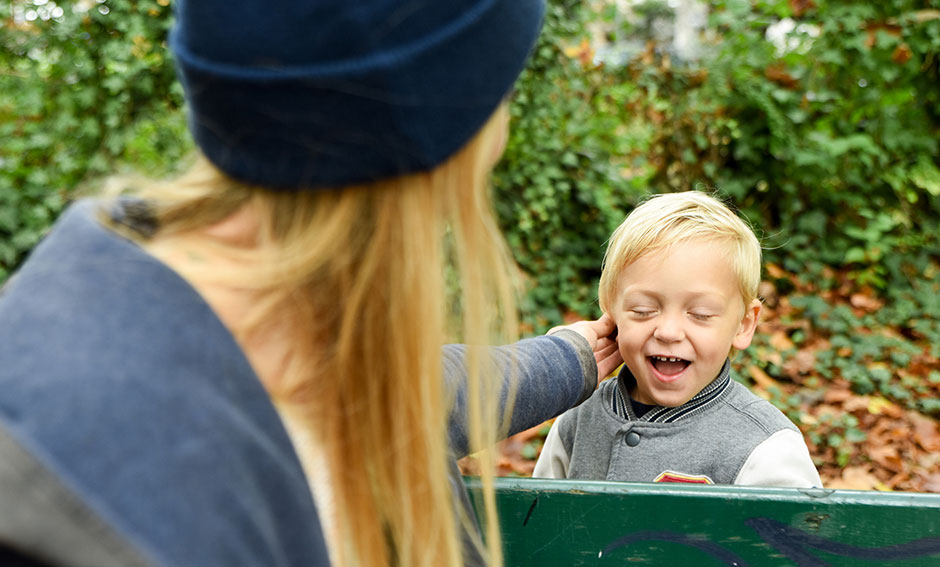 Kinderfoto Junge an den Ohren ziehen