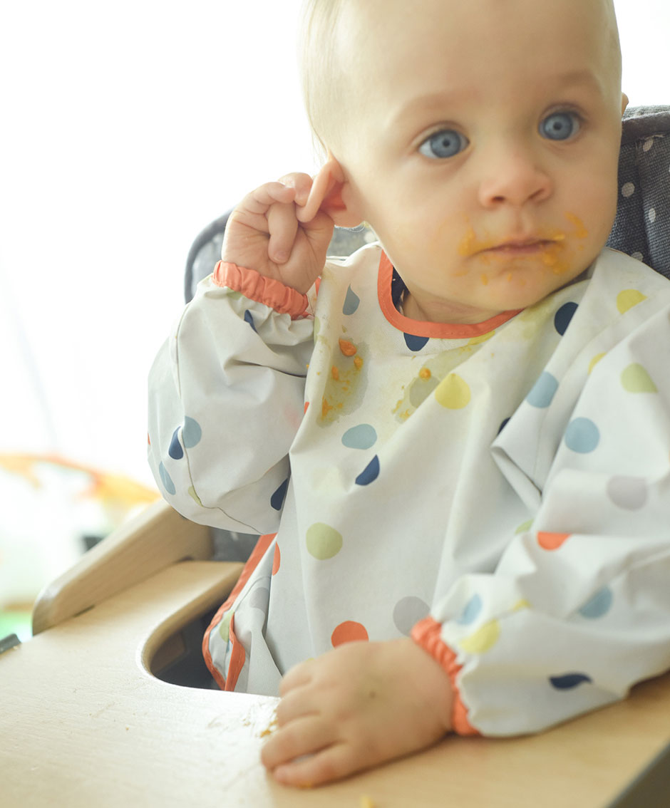 Baby beim Essen, Brei und Lätzchen