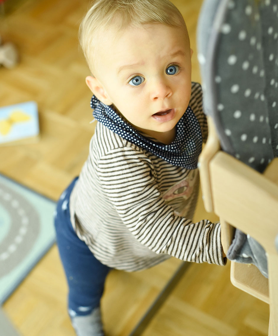 Babyfoto erste Stehversuche