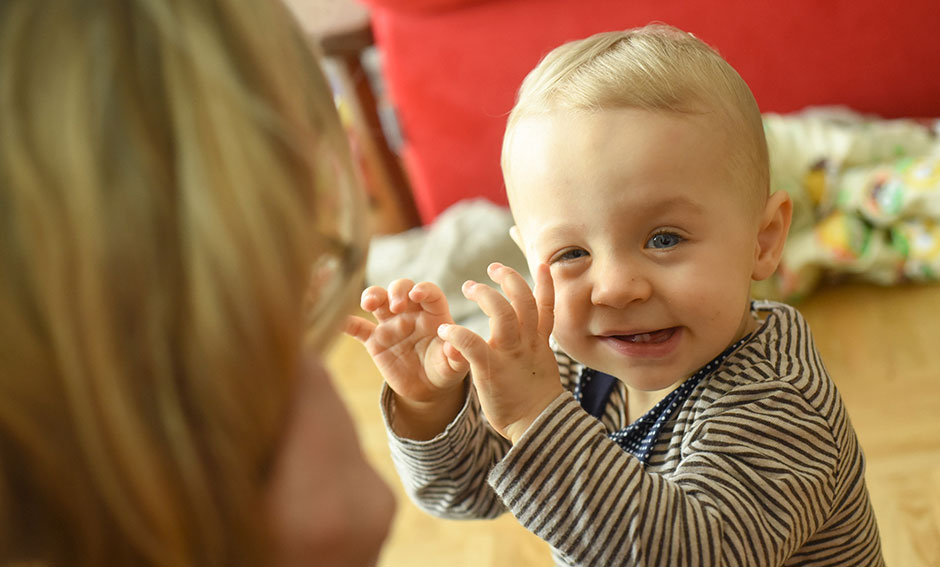 Babyfoto mit Lachen im Gesicht