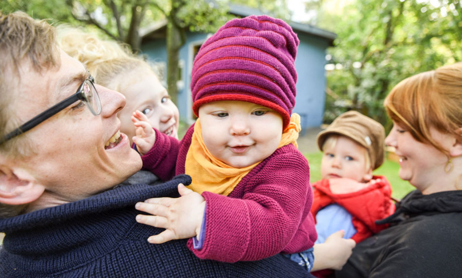 Familienfoto zu Fünft im Garten Berlin