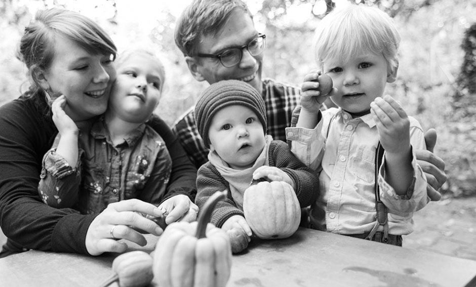 Familienfoto zu Fünft SchwarzWeiß   im Garten Berlin