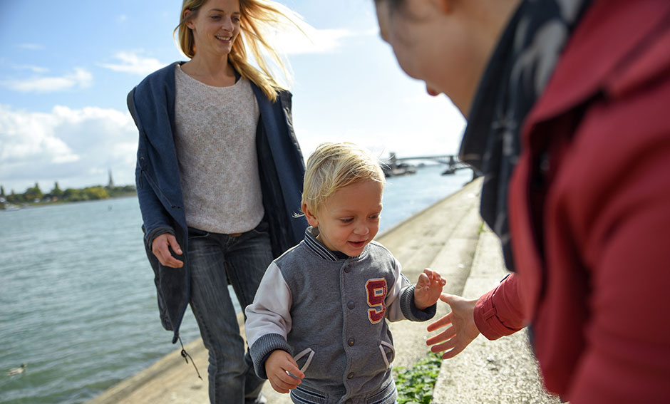 Familienfoto Junge gibt die Hand
