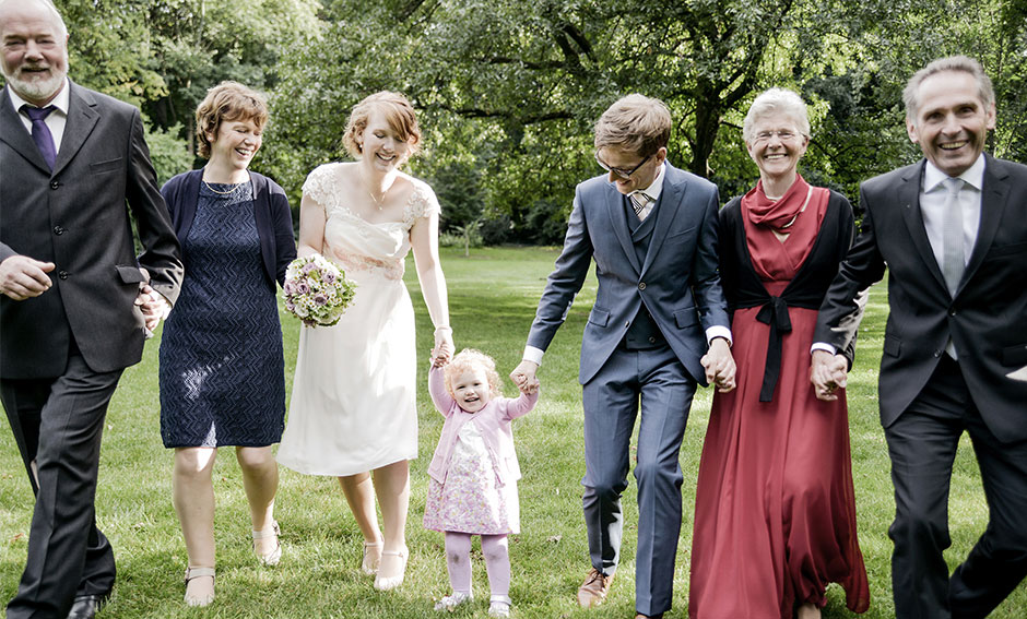 Hochzeitsfoto Familienfoto Freude Hochzeitsfeier Brautpaar