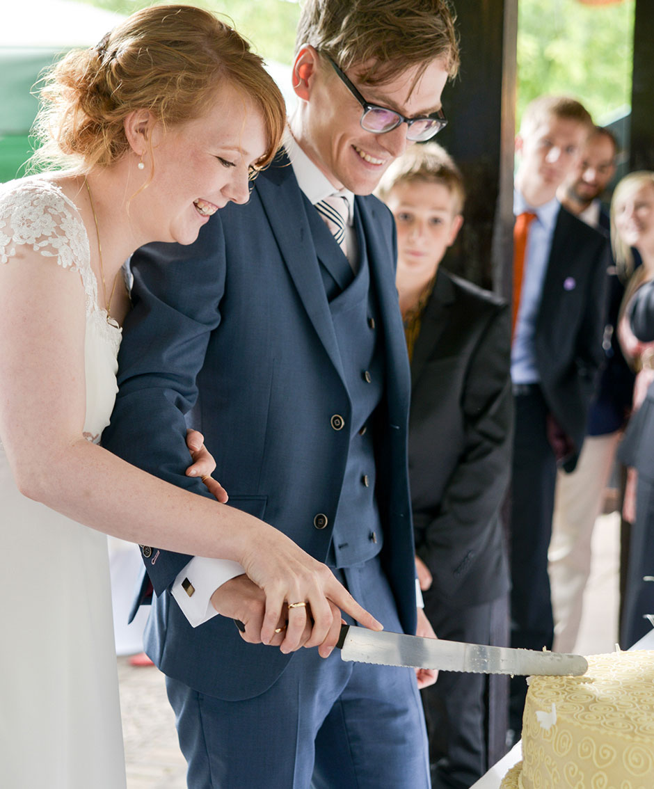 Hochzeitsfoto Hochzeitstorte anschneiden Brautpaar Berlin