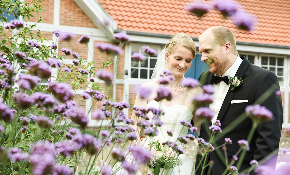 Hochzeitsfoto Brautpaar in Blumenwiese Schloßpgarten Oldenburg