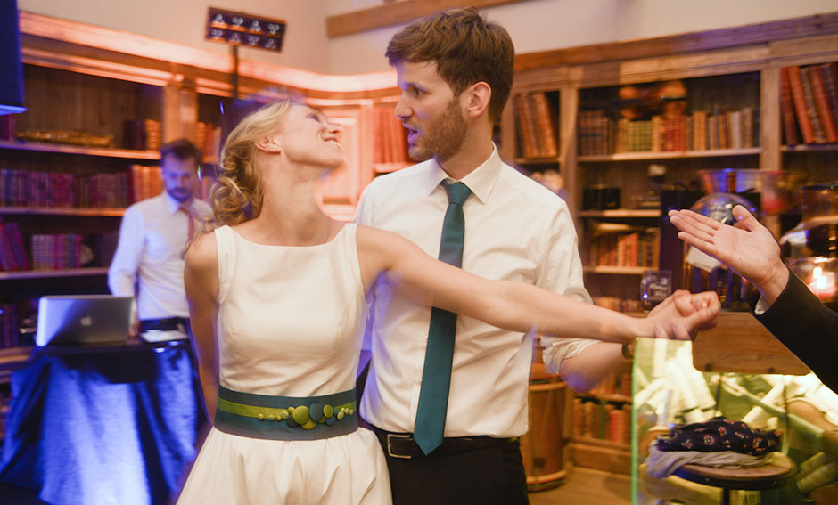 Hochzeitsfoto Brautpaar tanzt und feiert