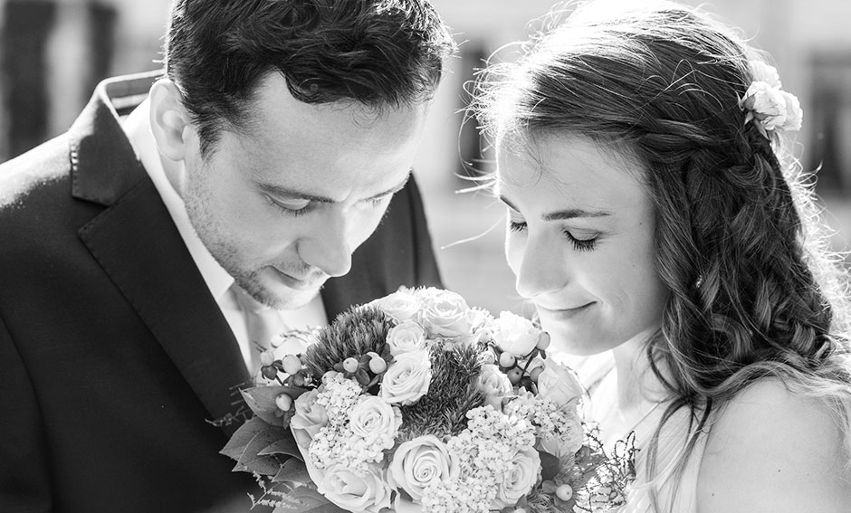 Hochzeitsfoto Brautpaar Brautstrauß Schwarzweiß