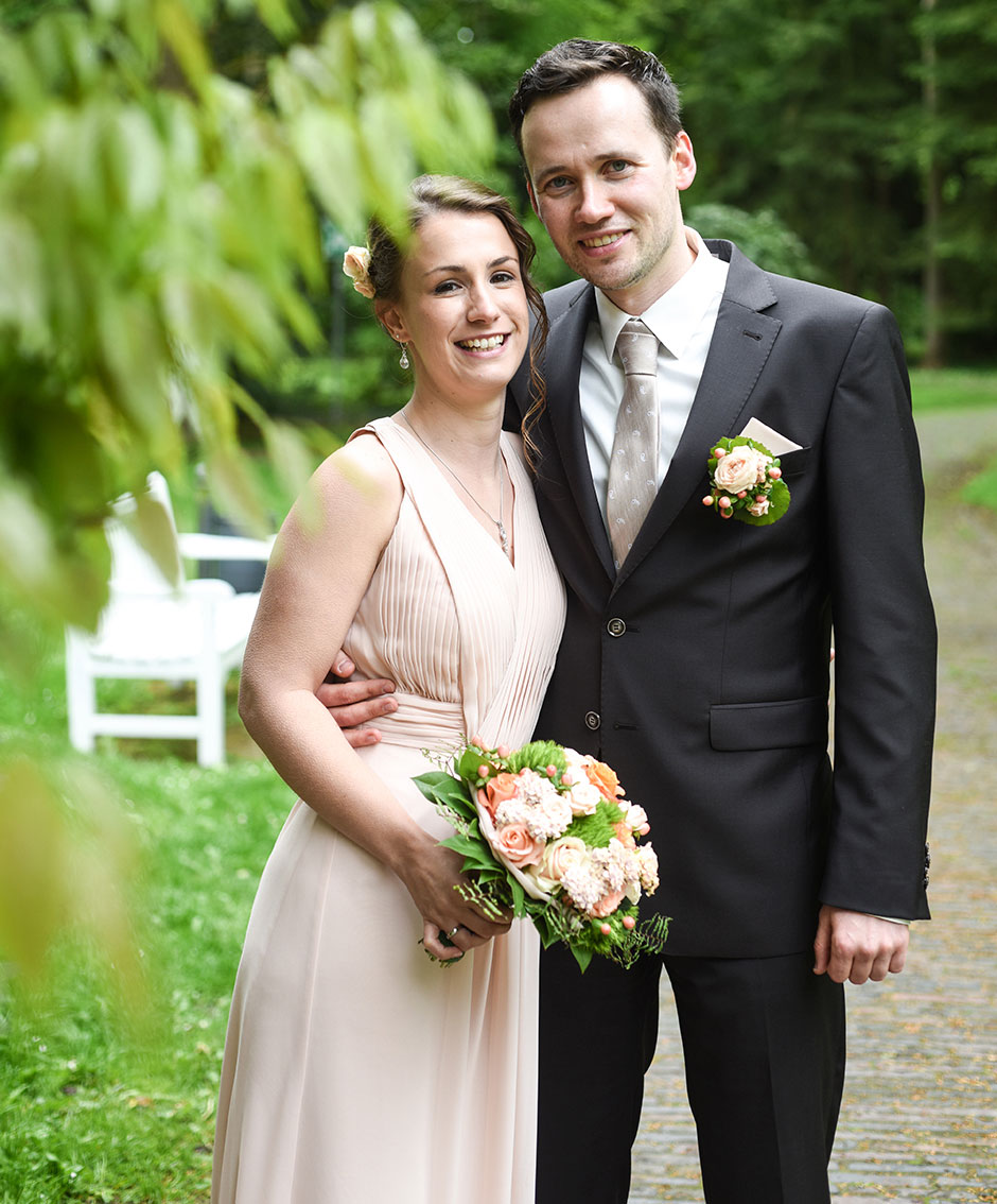 Hochzeitsfoto Brautpaar glücklich im Grünen