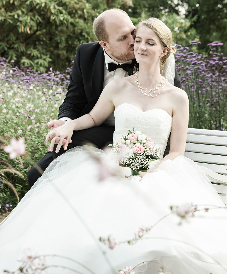 Hochzeitsfoto Brautpaar Kuss Freude Schloßgarten Oldenburg