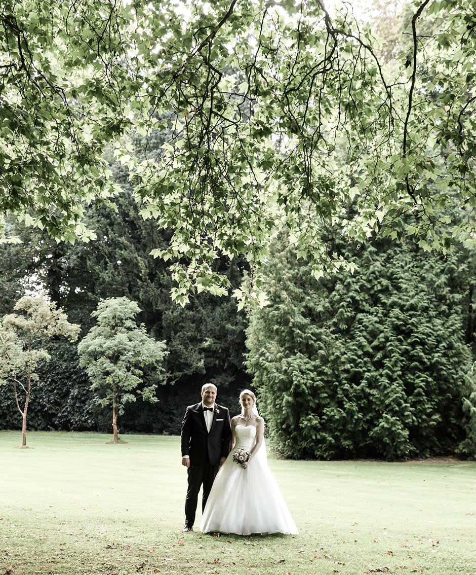 Hochzeitsfoto Brautpaar im Grünen Schloßpgarten Oldenburg