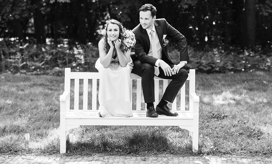 Hochzeitsfoto Brautpaar im Grünen Park