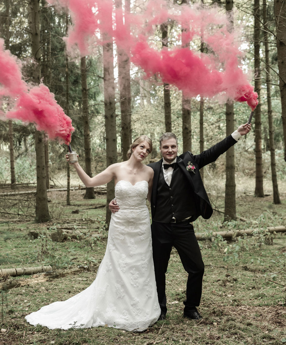 Hochzeitsfoto Brautpaar Shooting Spezial individuelle Fotosession Brautpaar mit Pyro Rauchfackel im Wald