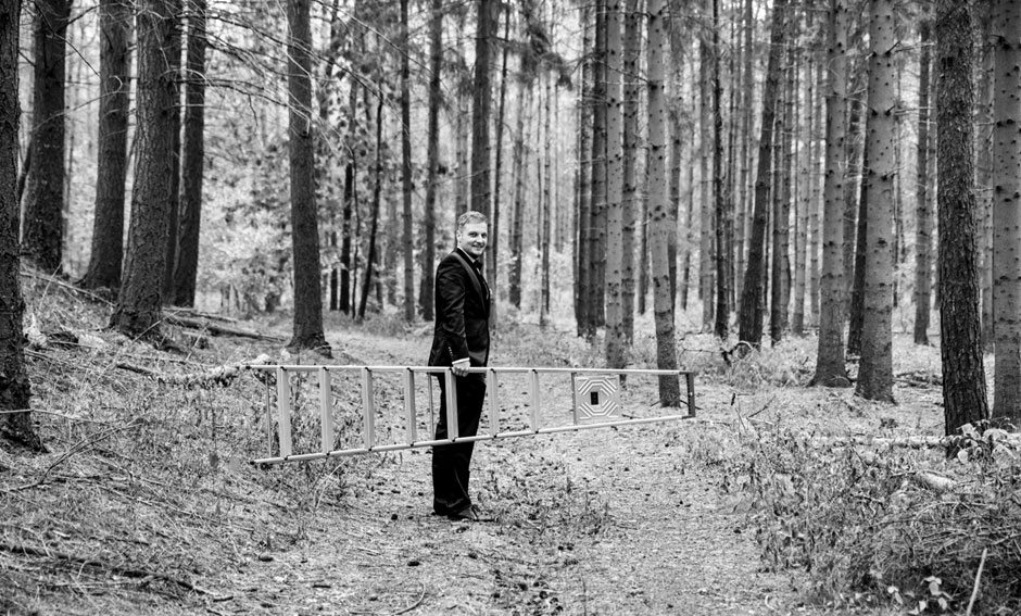 Hochzeitsfoto Brautpaar Shooting Ehemann mit Leiter im Wald Fotosession Schwarzweiß