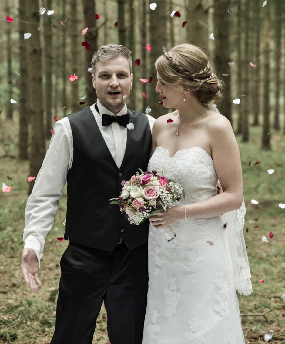 Hochzeitsfoto Brautpaar Shooting Fotosession mit buntem Konfetti über Paar