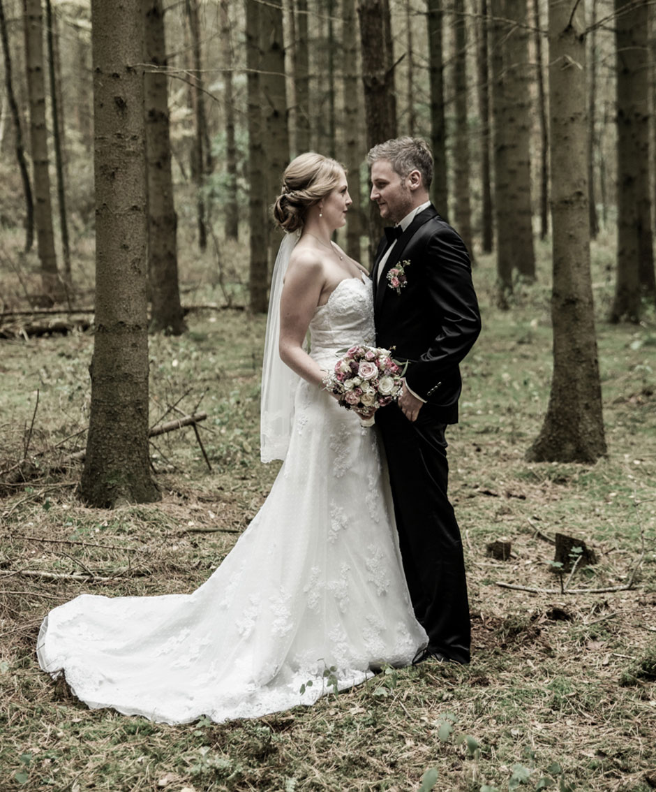 Hochzeitsfoto Brautpaar Shooting Mann und Frau zusammen Umarmung Berlin