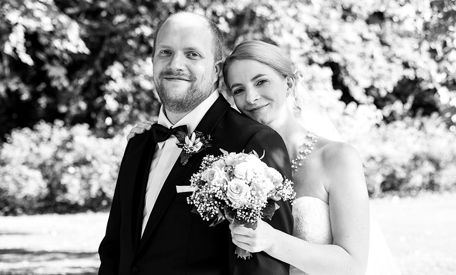 Hochzeitsfoto Brautpaar glücklich Schloßpgarten Oldenburg Schwarzweiß