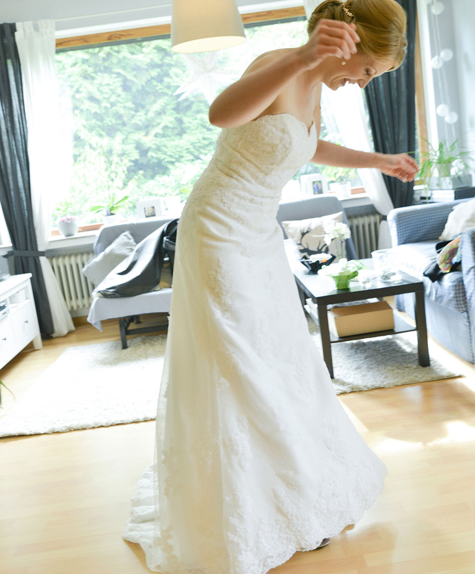 Hochzeitsfoto Brautstyling Braut Ankleiden Kleid Freude zuhause