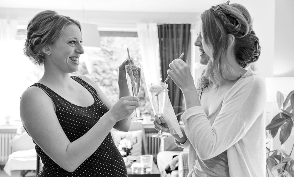 Hochzeitsfoto Brautstyling Anstoßen mit Freundin zuhausen