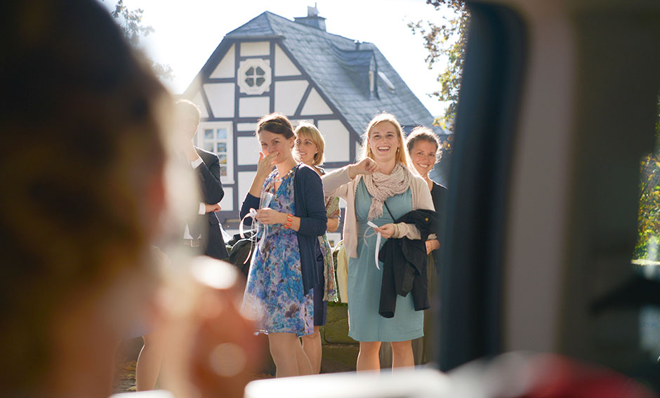 Hochzeitsfoto Gäste bestaunen Brautpaar