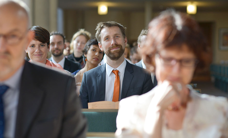 Hochzeitsfoto Hochzeitsgäste in Kirche