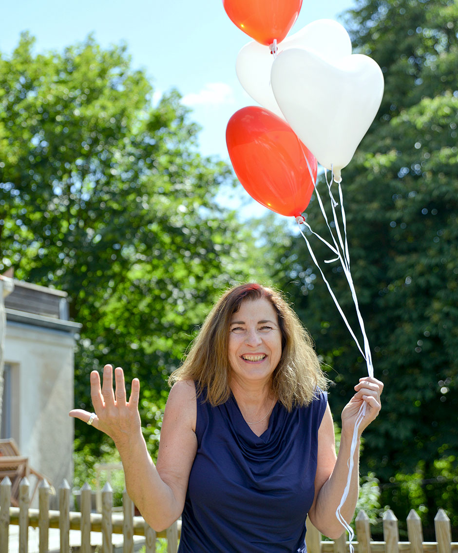 Hochzeitsfoto Hochzeitsfeier Hochzeitsgast lacht mit Luftballons Berlin