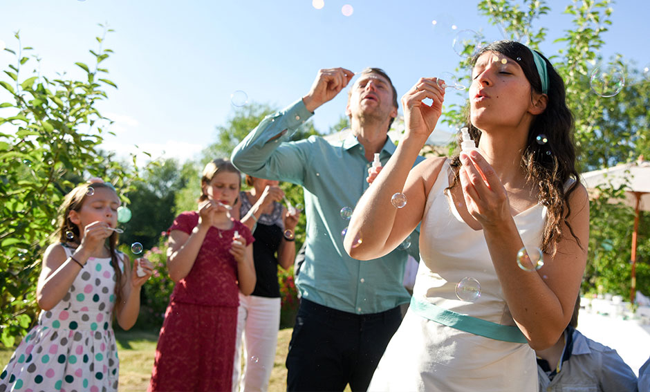 Hochzeitsfoto Hochzeitsfeier Brautpaar Seifenblasen Freude Berlin