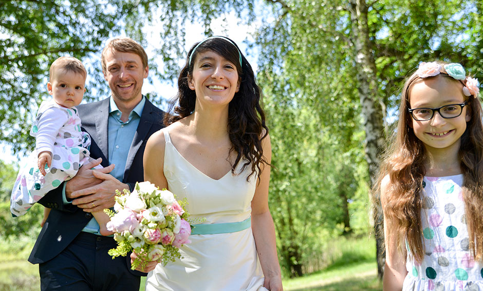 Hochzeitsfoto Braitpaar Freude Familie lacht im Grünen Berlin