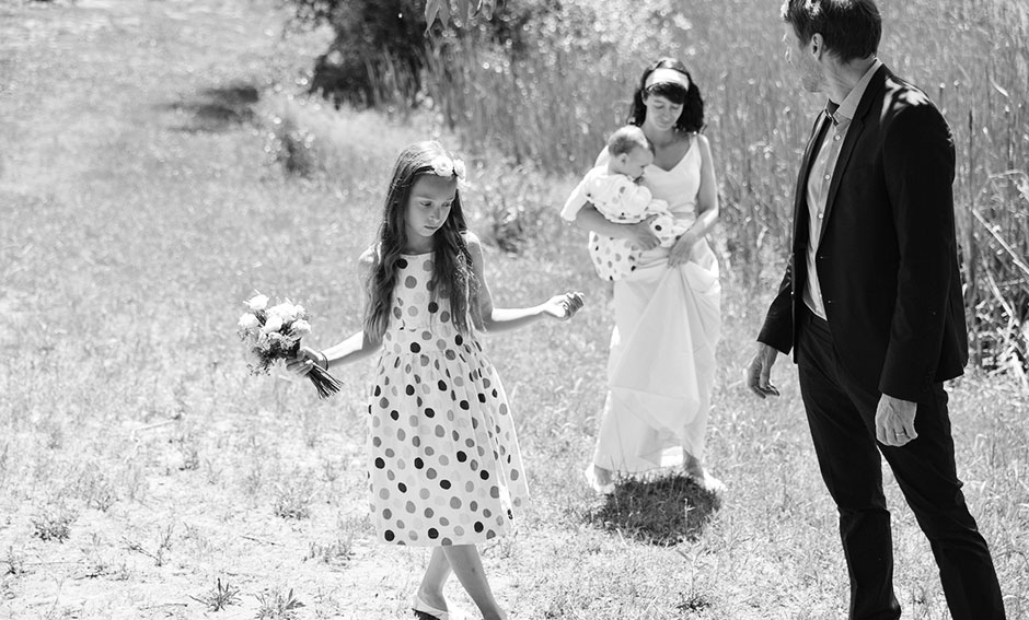 Hochzeitsfoto Hochzeitsfeier Brautpaar mit Kindern schwarzweiß Berlin