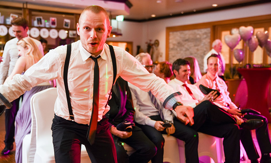 Hochzeitsfoto Luftgitarre Spaß Hochzeitsfeier