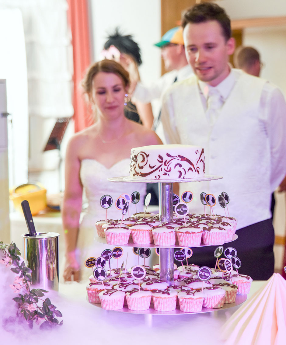 Hochzeitsfoto Hochzeitstorte Brautpaar Hochzeitsfeier