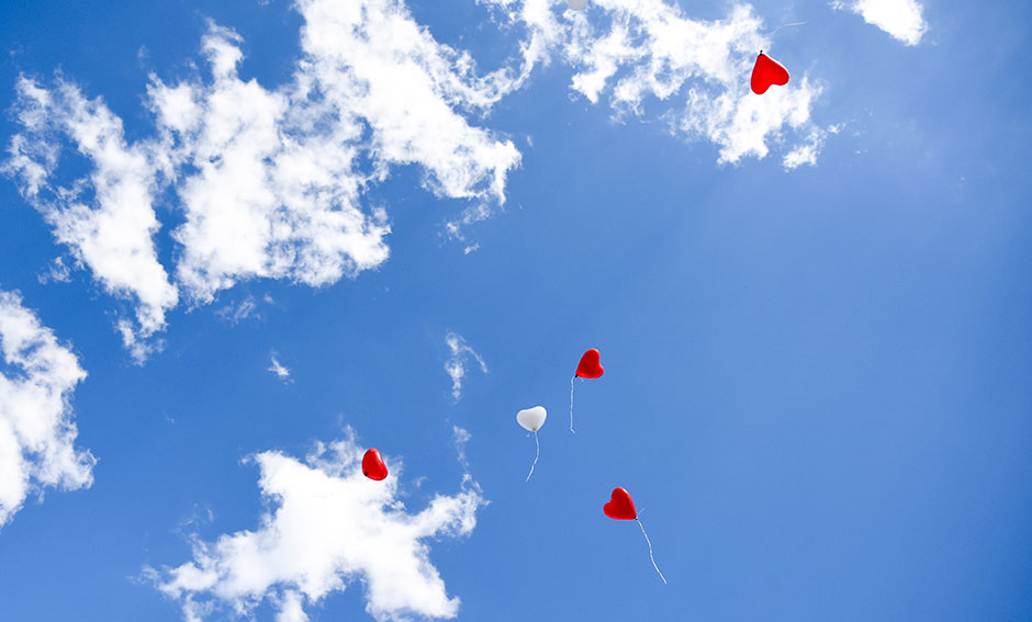 Hochzeitsfoto Hochzeitsfeier Luftballons im Himmel Berlin