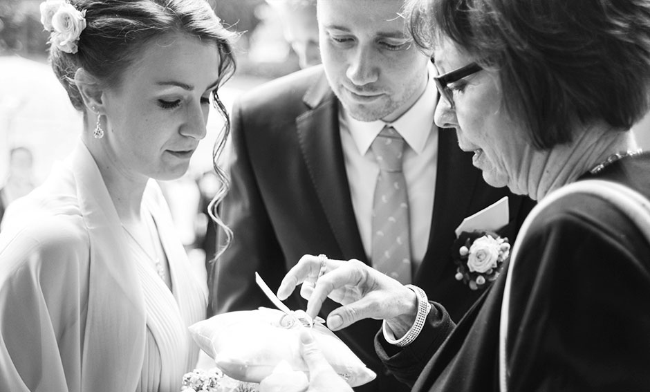 Hochzeitsfoto Hochzeitsringe Kissen Standesamt Schwarzweiß