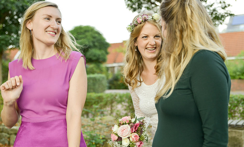 Hochzeitsfoto Standesamt Trauung Braut mit Freundinnen