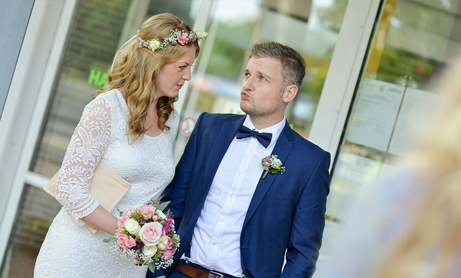 Hochzeitsfoto Standesamt Trauung Ehepaar wartet witzig Spaß