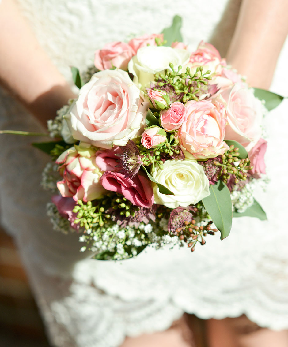 Hochzeitsfoto Standesamt Trauung Brautstrauß Rosen
