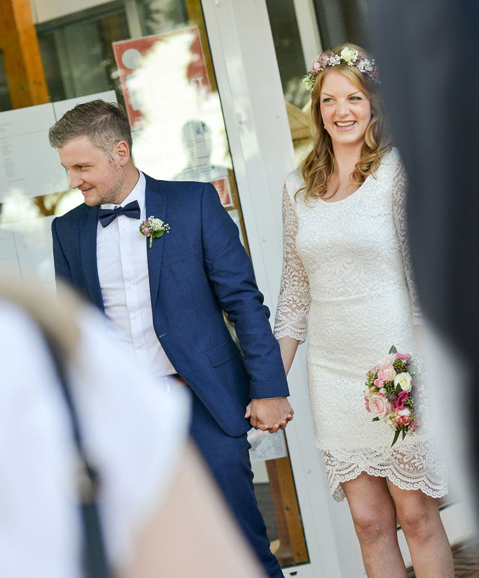Hochzeitsfoto Standesamt Trauung Ehepaar lachen Hand in Hand