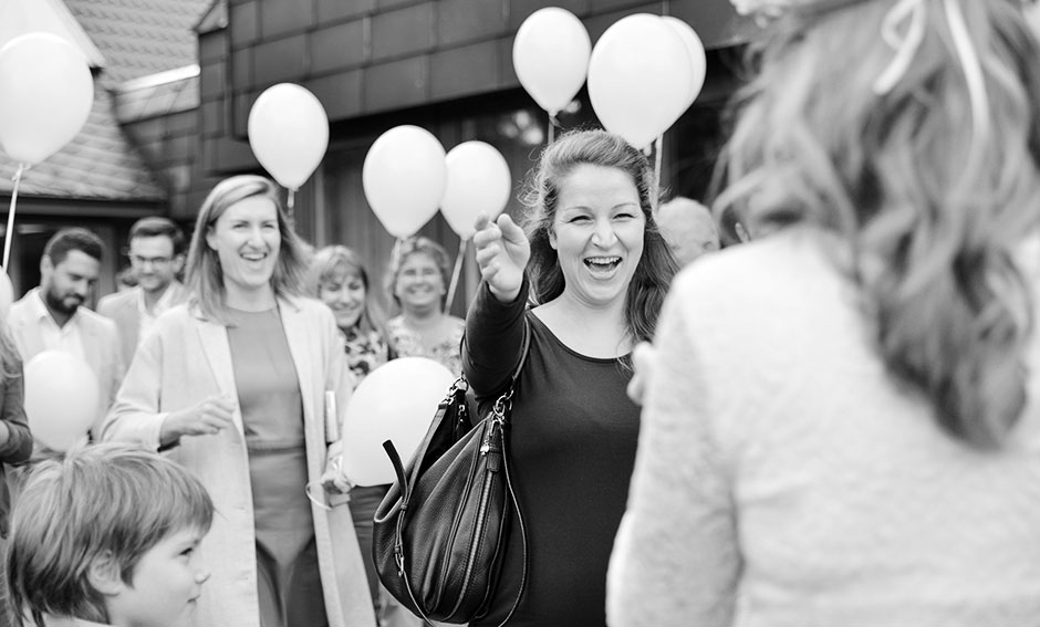 Hochzeitsfoto Standesamt Trauung Freude Hochzeitsgäste Gratulieren