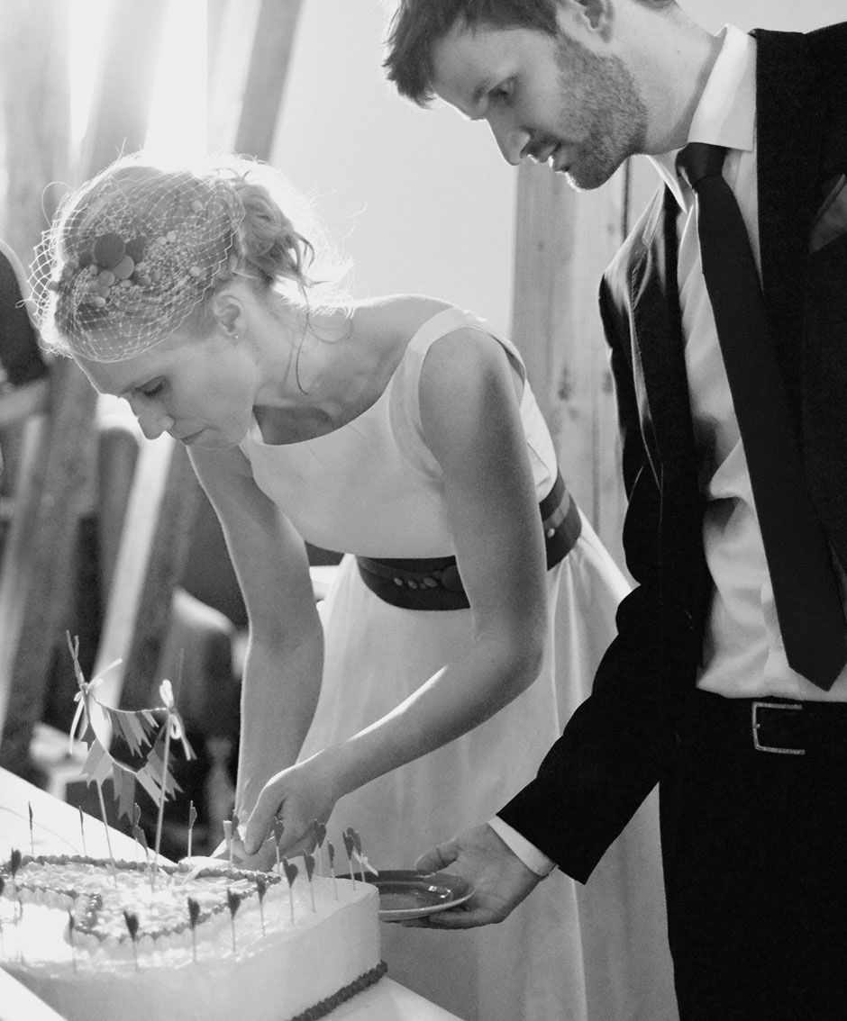 Hochzeitsfoto Brautpaar schneidet Hochzeitstorte an