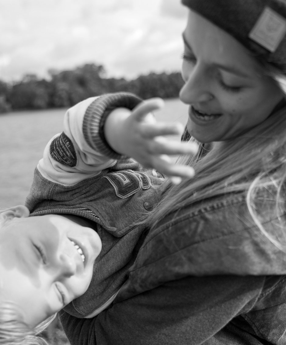 Familienfoto Sohn auf dem Arm der Mutter
