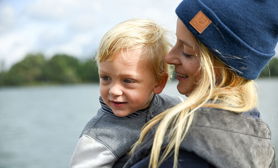 Familienfoto Sohn auf dem Arm der Mutter