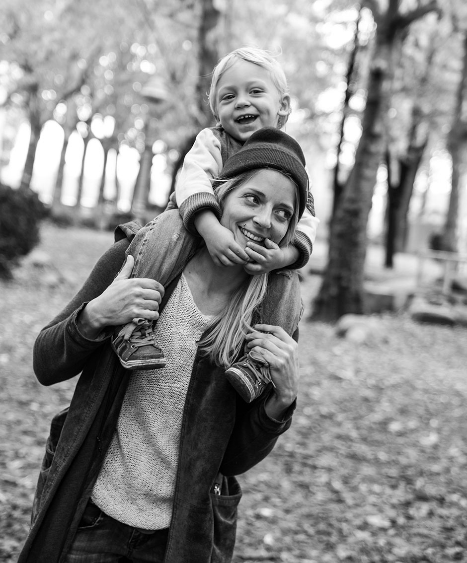 Familienfoto Sohn auf den Schultern der Mutter