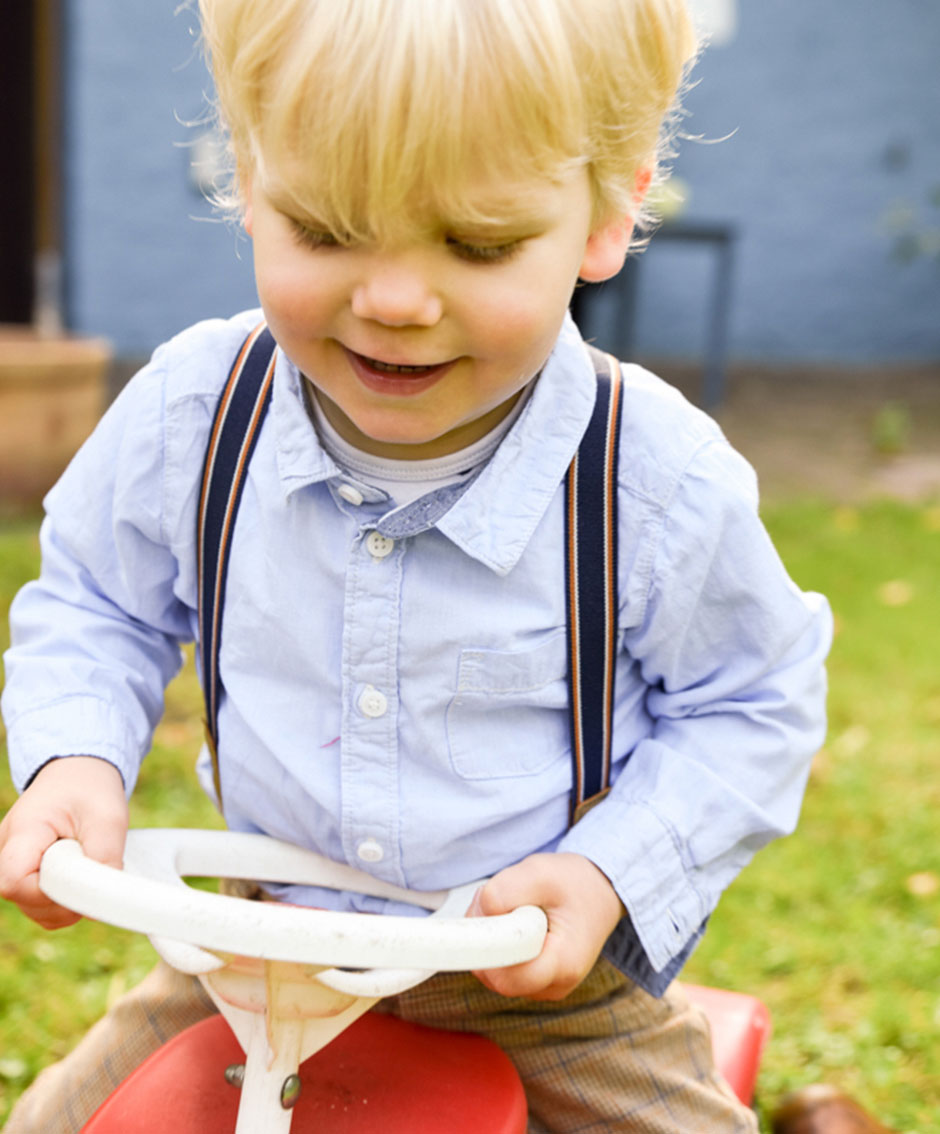 Kinderfoto Junge auf Bobbycar in Berlin