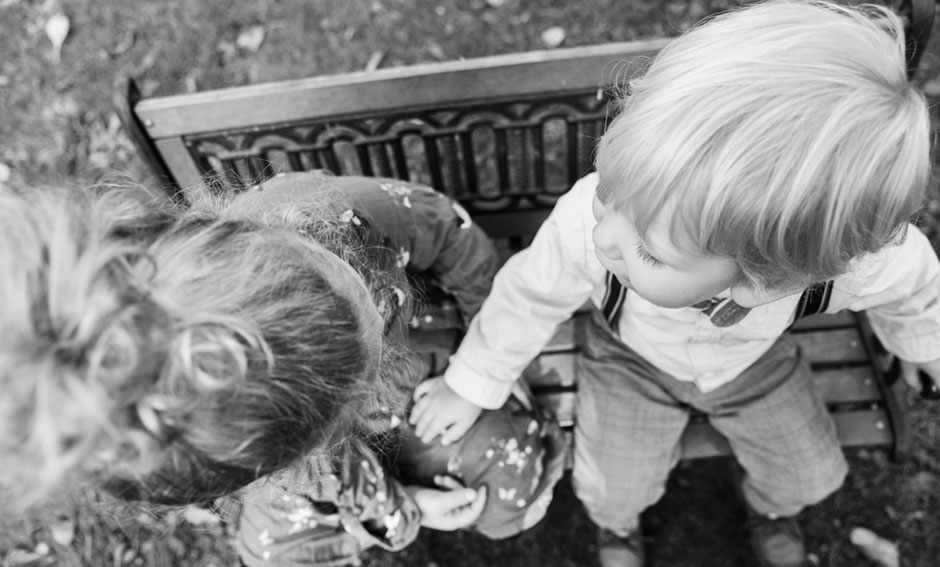 Kinderfoto Schwarz Weiß Geschwister von oben in Berlin