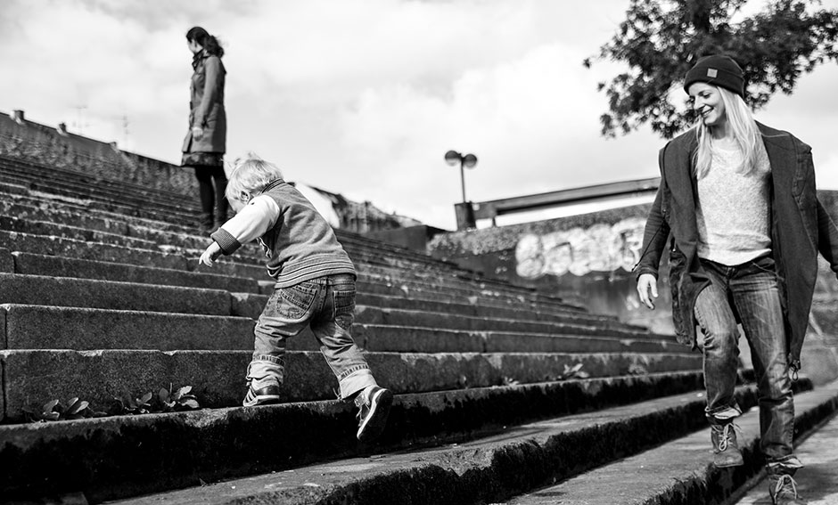 Kinderfoto Junge auf Stufen