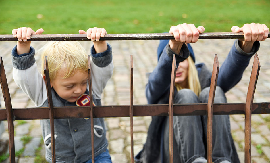 Familienfoto Mama und Sohn hängen am Geländer