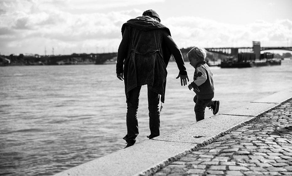 Kinderfoto Junge auf Stufen