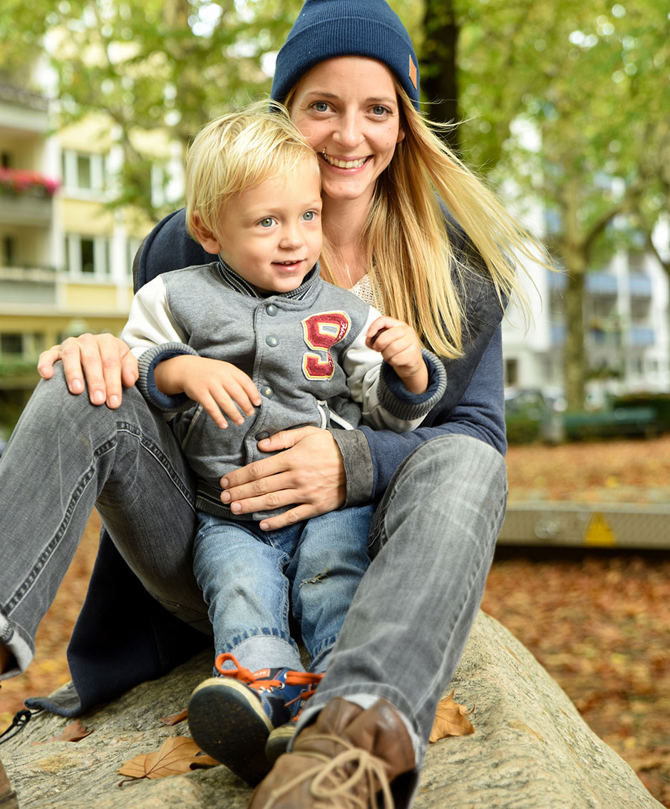 Familienfoto Sohn auf den Schultern der Mama im Herbst