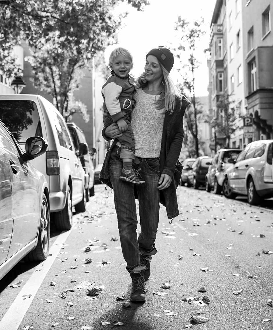 Familienfoto Mama und Sohn Streetphotography