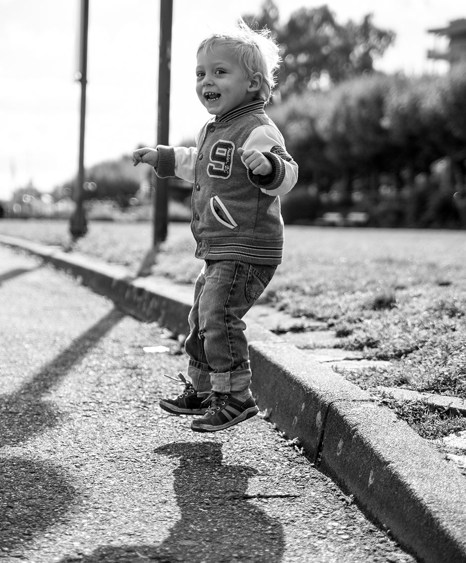 Kinderfoto Junge mit Sprung in der Luft